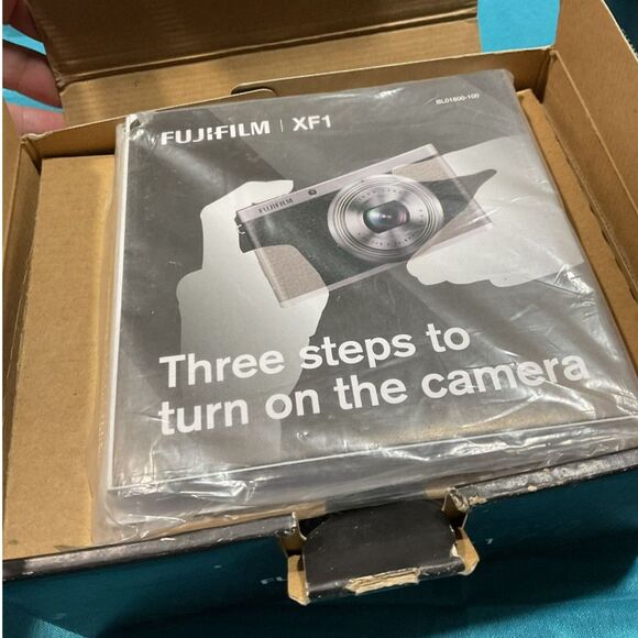 Fujifilm XF1 12.0MP Compact Digital Camera Red - Picture 10 of 10